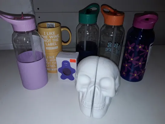 LOT OF 12 ASSORTED ITEMS TO INCLUDE SKULL THEMED BOOK ENDS AND DRINKS CONTAINERS 