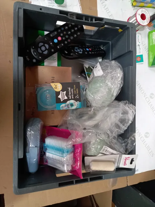 BOX OF APPROX 30 ASSORTED ITEMS TO INCLUDE - DOUBLE SIDED TAPE, PLASTIC ICE CUBES, NON-SCRATCH SPONGES