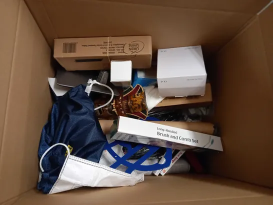 LARGE BOX OF APPROXIMATELY 15 ASSORTED HOUSEHOLD ITEMS TO INCLUDE: TENNIS RACKET, OVEN TRAY, WALL ART/FRAMED PICTURES