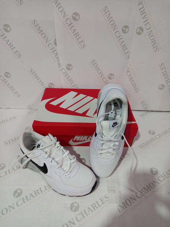 BOXED PAIR OF NIKE BLACK/WHITE TRAINERS SIZE 6