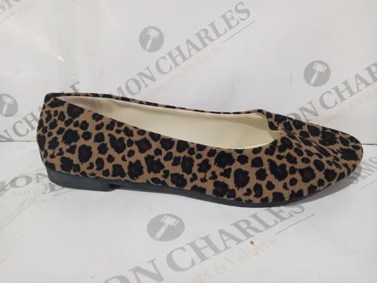 BOXED PAIR OF DESIGNER SLIP-ON FLAT SHOES IN LEOPARD PRINT DESIGN EU SIZE 41