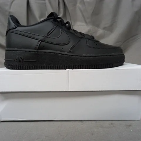 BOXED PAIR OF NIKE AIR FORCE 1 SHOES IN BLACK UK SIZE 5.5