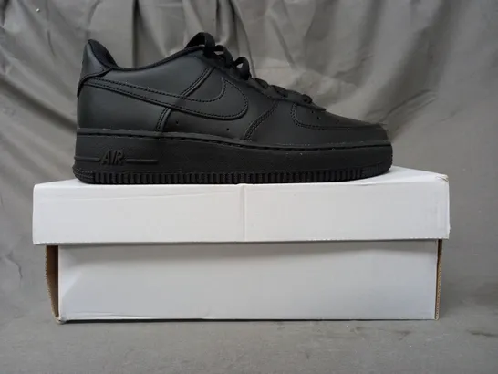 BOXED PAIR OF NIKE AIR FORCE 1 SHOES IN BLACK UK SIZE 5.5