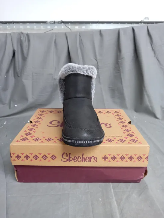 BOXED PAIR OF SKECHERS COZY CAMPFIRE SLIPPER BOOTS IN BLACK SIZE 4