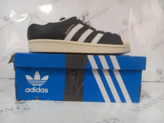 BOXED PAIR OF ADIDAS SUPERSTAR SHOES IN BLACK/WHITE UK SIZE 4