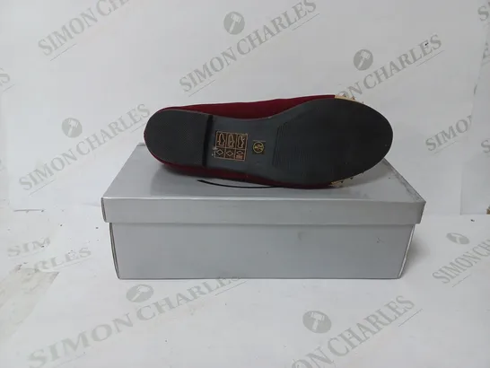 BOXED PAIR OF CASANDRA SLIP ON SHOES IN BORDEAUX SIZE 4