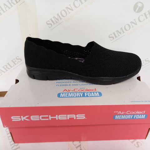 BOXED PAIR OF SKECHERS SLIP ON SHOES - BLACK SIZE 7 