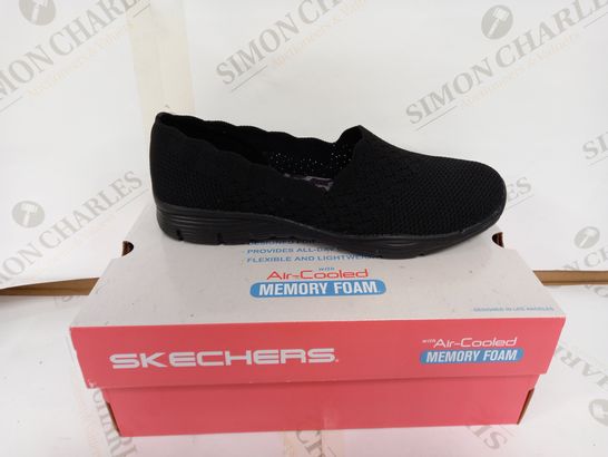 BOXED PAIR OF SKECHERS SLIP ON SHOES - BLACK SIZE 7 