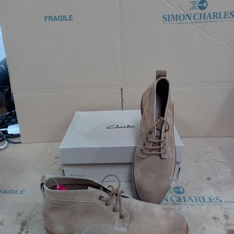 BOXED PAIR OF CLARKS TAN SHOES SIZE 8