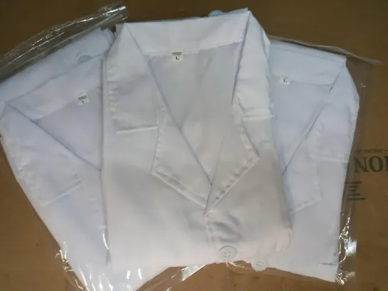 LOT OF 4 ASSORTED LAB COATS IN WHITE SIZE L