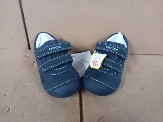 BOXED PAIR OF GEOX FAUX LEATHER BABY SHOES IN NAVY SIZE UNSPECIFIED