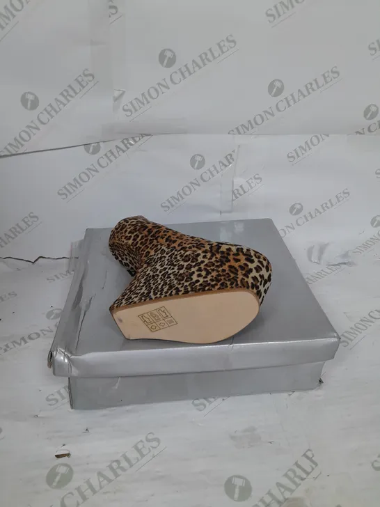 BOXED PAIR OF CASANDRA PLATFORM STRAP SHOE IN LEOPARD SHOE SIZE 3