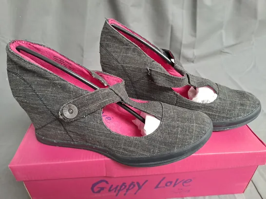 BOX OF APPROXIMATELY 12 PAIRS OF BLACK GUPPY LOVE WEDGE SHOES IN VARIOUS SIZES 