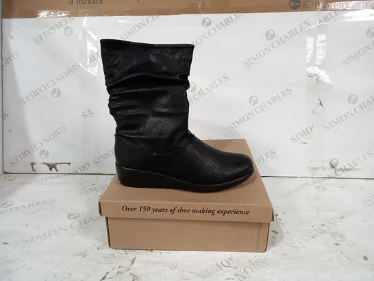 BOXED PAIR OF CUSHION-WALK SIDE ZIP ANKLE BOOTS IN BLACK UK SIZE 6