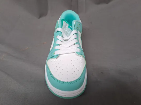 BOXED PAIR OF NIKE ZOOM RIVAL SHOES IN CYAN/WHITE UK SIZE 3