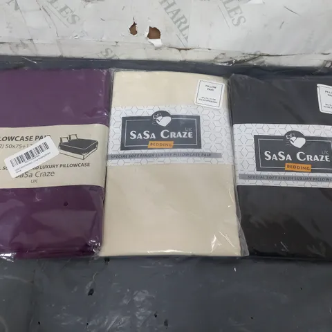 APPROXIMATELY 20 ASSORTED SASA CRAZE PILLOWCASE PAIR IN VARIOUS COLOURS (50x75x17cm)