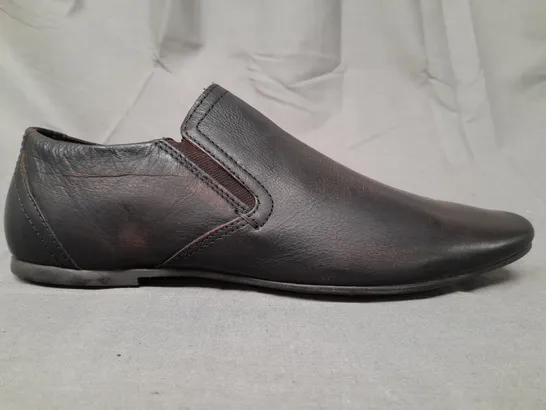 BOXED PAIR OF RED TAPE WALDON SLIP-ON SHOES IN BROWN SIZE 6