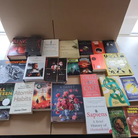 CAGE OF A SIGNIFICANT QUANTITY OF ASSORTED BOOKS BY STEPHEN KING, J. R. R. TOLKIEN, ANDRZEJ SAPKOWSKI, ISAAC ASIMOV, MADELINE MILLER, NATALIE LLOYD, URSULA LE GUIN, NAHOKO UEHASHI, ETC