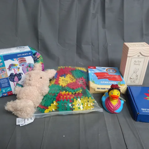 MEDUIM BOX OF ASSORTED TOYS AND GAMES TO INCLUDE TEDDYS, RUBBER DUCK AND PATTERN BLOCKS