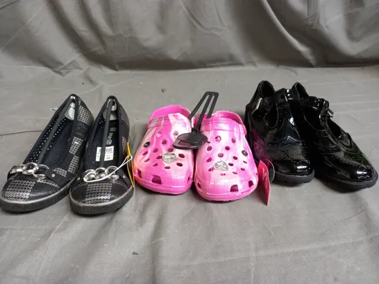 APPROXIMATELY 12 ASSORTED KIDS PAIRS OF SHOES IN VARIOUS COLOURS, STYLES, AND SIZES