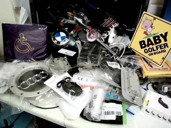 TRAY OF ASSORTED VEHICLE PARTS, INCLUDING, RETRO MORRIS BONNET BADGE, BRAKE/CLUTCH HOSE, AUDI WHEEL CENTRES, BMW WHEEL CENTRES, PHONE HOLDERS, WIRING HARNESSES, 