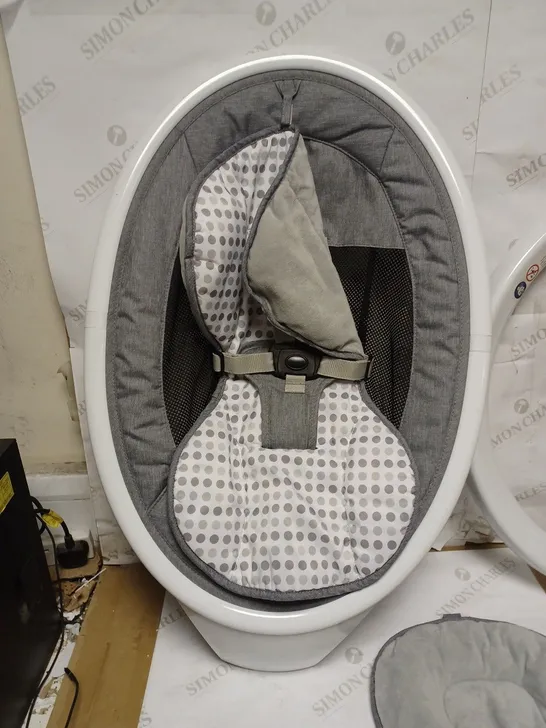 MUNCHKIN BABY SEAT GREY AND WHITE