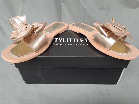 BOXED PAIR OF PRETTY LITTLE THING OPEN TOE FLAT SANDALS IN METALLIC GOLD W. BOW DETAIL EU SIZE 40