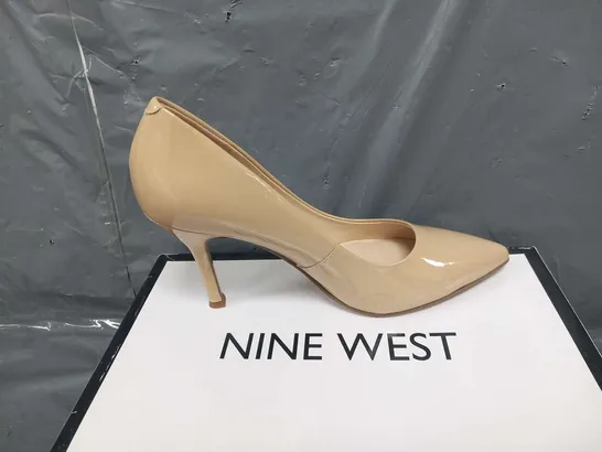 BOXED NINE WEST FLAX NUDE PATENT COURTS SIZE 3.5