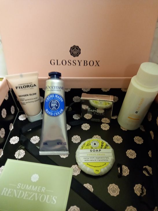 GLOSSY BOX "SUMMER RENDEZVOUS" INCL. L'OCCITANE HAND CREAM, FILORGA OXYGEN GLOW, LEMONGRASS SOAP, CIATE BAMBOO BRONZER