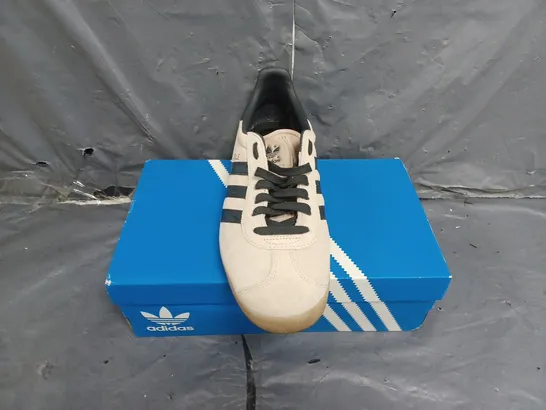 BOXED PAIR OF ADIDAS ORIGINALS GAZELLE TRAINERS - SIZE 10 RRP £80