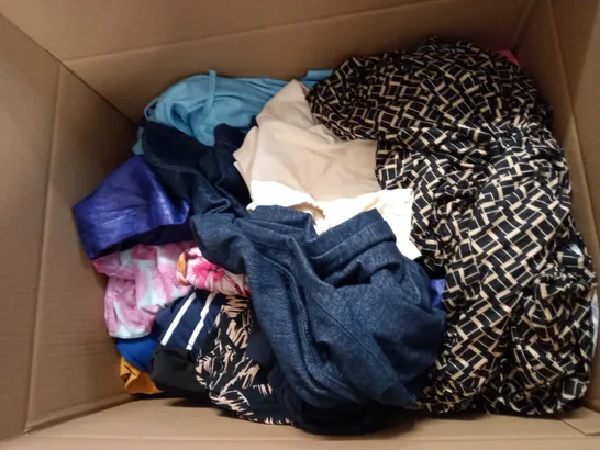 LOT OF APPROX 25 ASSORTED CLOTHING ITEMS VARYING IN SIZE/COLOUR/STYLE TO INCLUDE: TROUSERS, TOPS, DRESSES
