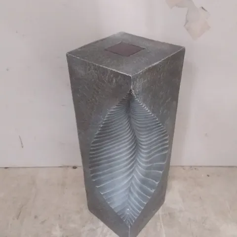 BOXED SOLAR POWERED GARDEN ORNAMENT - FOSSIL LEAF 