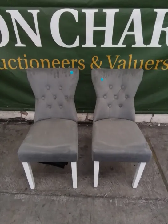 2 X DESIGNER BUTTON BACK GREY FABRIC WHITE WOODEN LEGGED DINING CHAIRS 