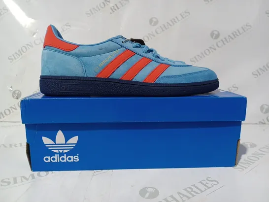 BOXED PAIR OF ADIDAS GT MANCHESTER SPZL SHOES IN BLUE/RED UK SIZE 9