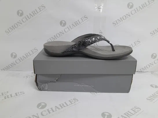 BOXED PAIR OF VIONIC REST LUCIA SANDALS IN SLATE SIZE 6