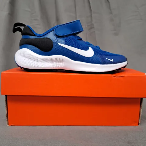 BOXED PAIR OF NIKE REVOLUTION 7 KIDS SHOES IN BLUE/BLACK/WHITE UK SIZE 9.5