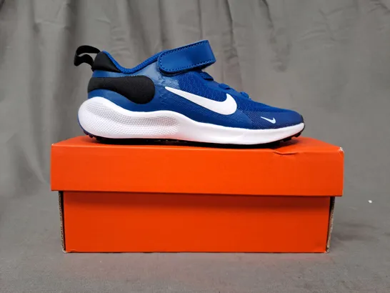 BOXED PAIR OF NIKE REVOLUTION 7 KIDS SHOES IN BLUE/BLACK/WHITE UK SIZE 9.5