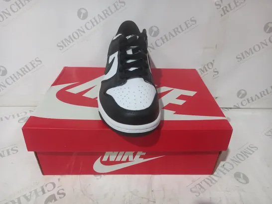 BOXED PAIR OF NIKE DUNK LOW SHOES IN BLACK/WHITE UK SIZE 5.5