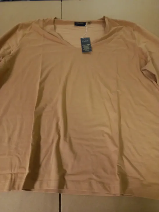 LOT OF 34 BRAND NEW DESTELLO V-NECK TOPS IN CAMEL - UK20