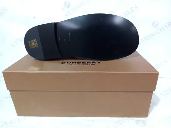 BOXED PAIR OF BURBERRY SHOES IN METALLIC SILVER EU SIZE 40