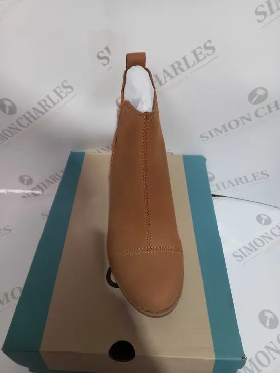 BOXED PAIR OF TOMS EVERLY TAN OILED NUBUCK SIZE 6 