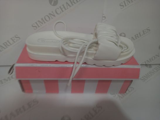 BOXED PAIR OF NO DOUBT SANDALS IN WHITE UK SIZE 7