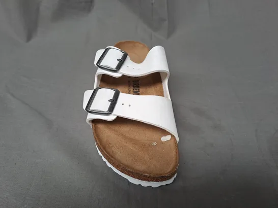 BOXED PAIR OF BIRKENSTOCK ARIZONA BS OPEN TOE SANDALS IN WHITE UK SIZE 7.5