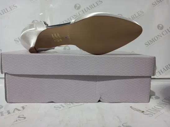 BOXED PAIR OF RAINBOW BRIANNA CLOSED TOE LOW HEEL SHOES IN IVORY SATIN UK SIZE 6