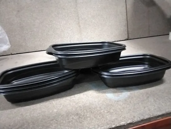 BOX CONTAINING LARGE QUANTITY OF PLASTIC FOOD SERVING CONTAINERS 