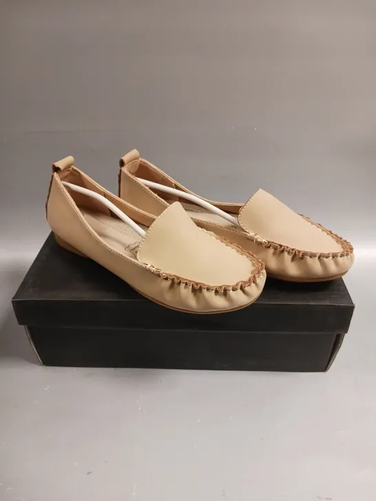 BOXED PAIR OF NOVO EDNA SLIP ON SANDALS IN NUDE - 7