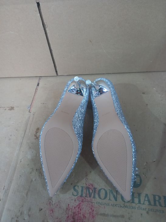 SILVER SPARKLY HEELS SIZE 245 (1.5)