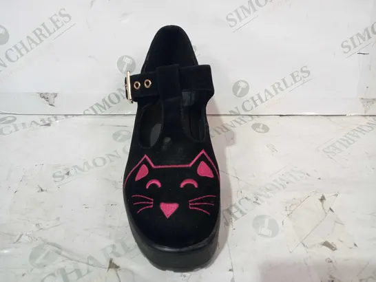 BOXED PAIR OF KOI VEGAN LEATHER LOW BLOCK HEEL CLOSED TOE FAUX SUEDE SHOES IN BLACK W. PINK CAT DESIGN UK SIZE 4