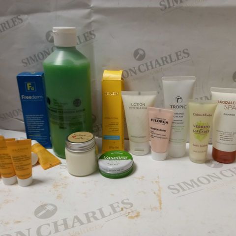 LOT OF APPROX 12 ASSORTED SKINCARE PRODUCTS TO INCLUDE FREEDERM SPOTCARE, DECLEOR 24HR RICH CREAM, CLARINS TONIC HYDRATING OIL-BALM, ETC