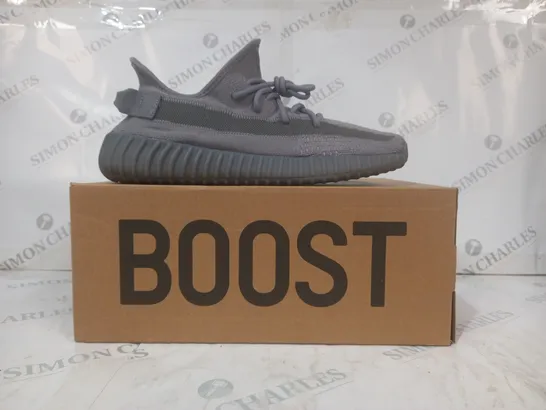BOXED PAIR OF ADIDAS YEEZY BOOST 350 V2 SHOES IN GREY UK SIZE 10.5